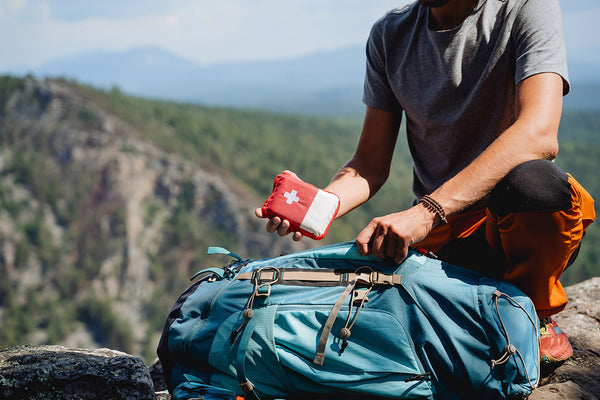 What to Include in Your Frist Aid Kit Background Image for Blog Post
